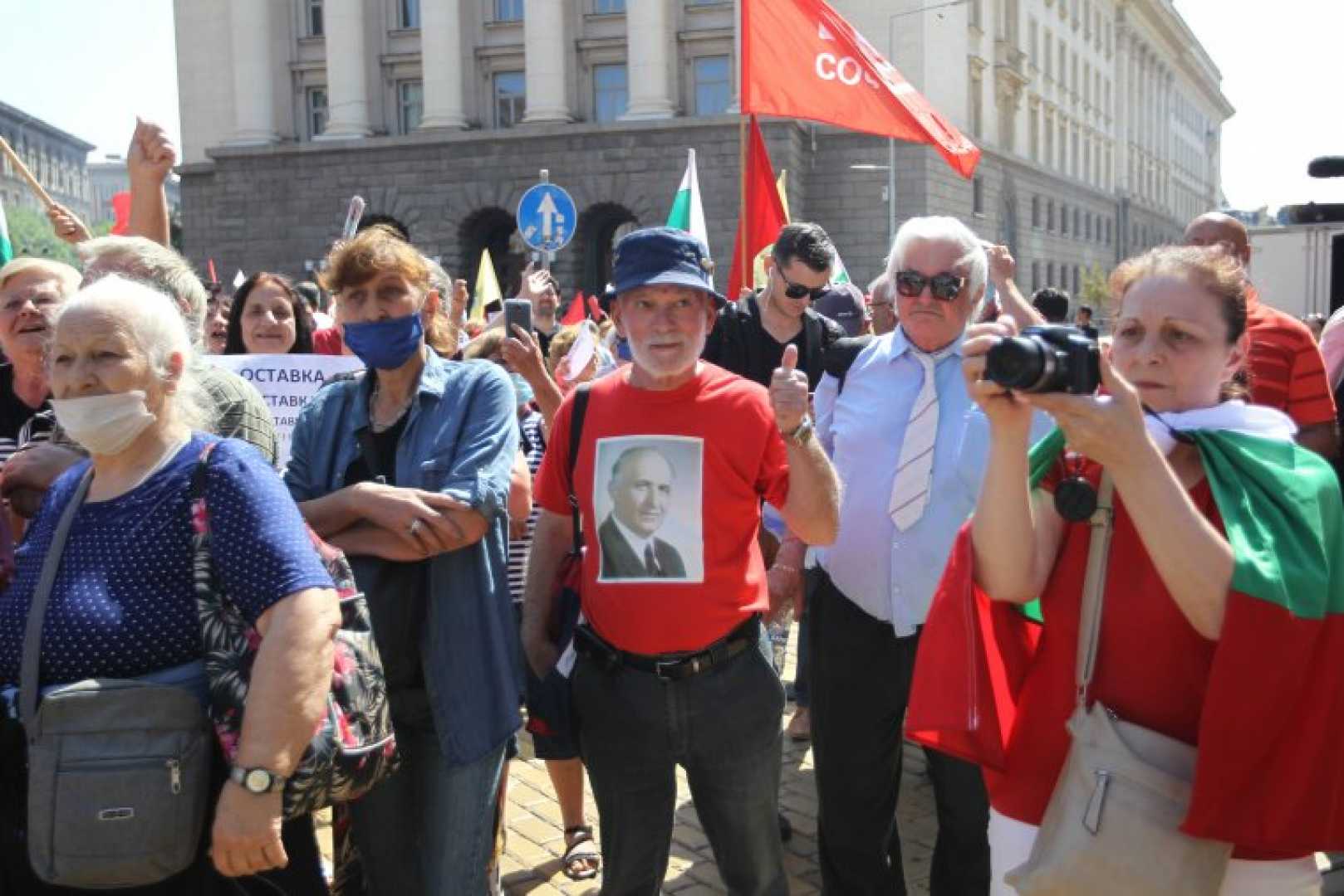 Нас червеното знаме роди ни